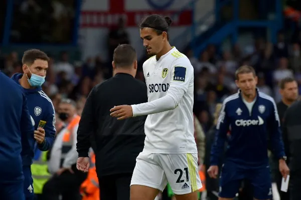 AP Pascal Struijk sale de la cancha después de recibir la tarjeta roja