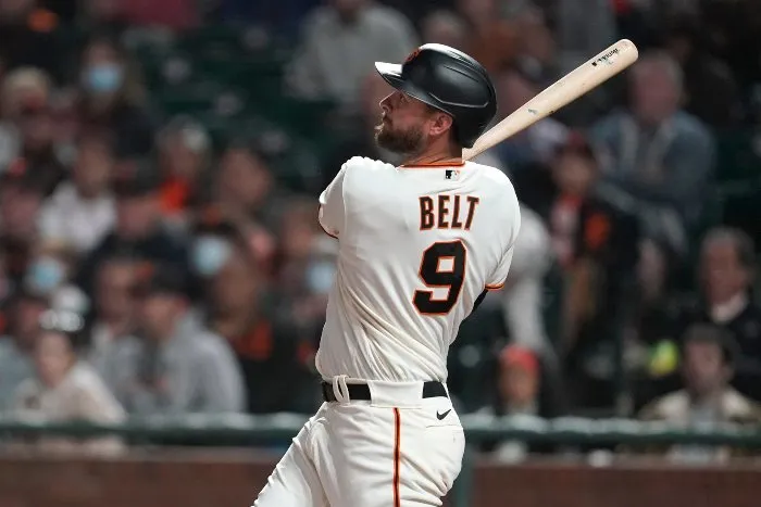 Brandon Belt pega un jonrón de dos carreras contra los Padres