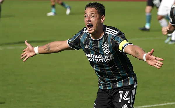 El mexicano festeja un gol con Galaxy