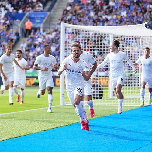 Jugadores de Manchester City festejan una anotación