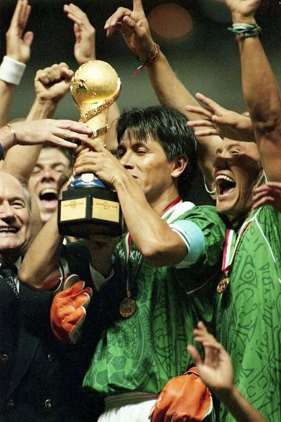Claudio Suárez con la Confederaciones 1999