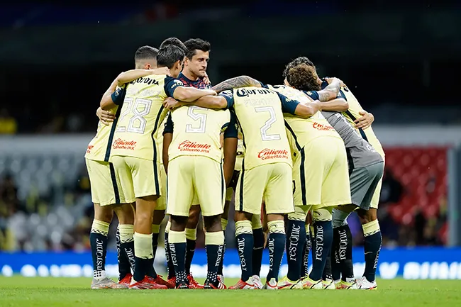 IMAGO7 Jugadores del América platican previo a un partido
