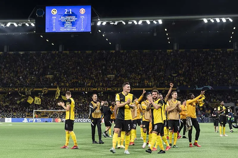 Jugadores del Young Boys celebran la victoria ante el United