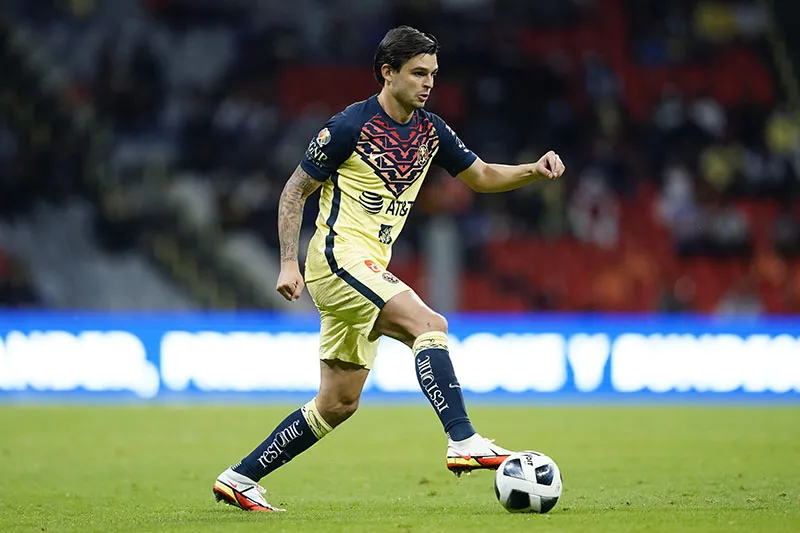 Nicolás Benedetti durante un duelo con el América