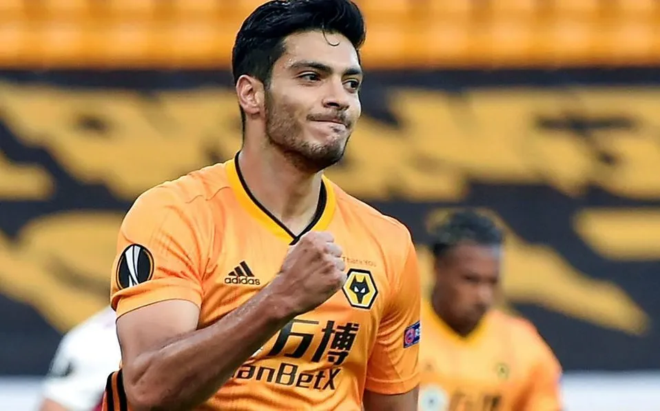 Raúl Jiménez festejando en un partido con los Wolves