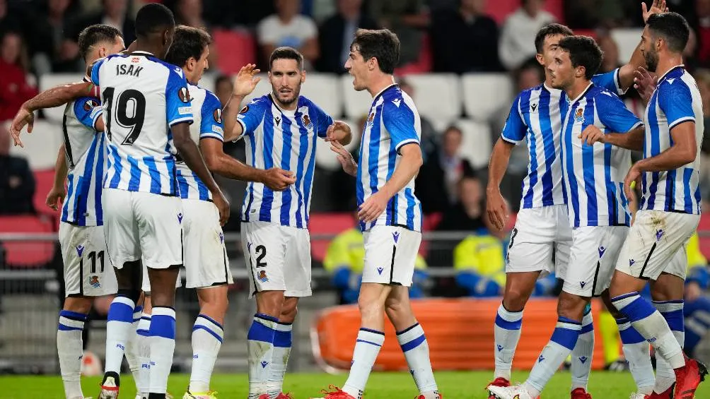 Los jugadores de la Real Sociedad festejando el gol del partido
