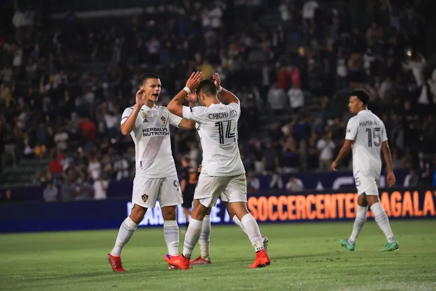 Chicharito celebrando su gol ante el Dynamo