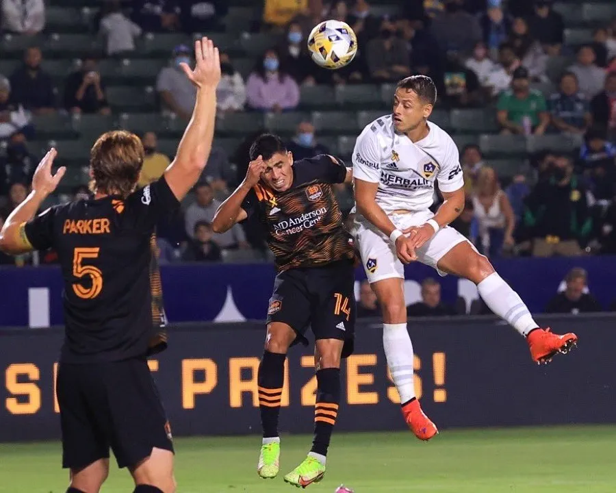 Javier Hernández durante un partido con Galaxy