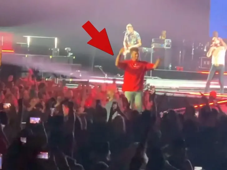 TMZ Mahomes en el escenario del concierto