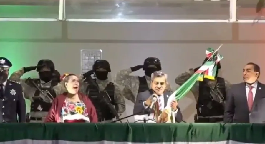 CAPTURA DEL VIDEO Alcalde de Cuautitlán rompió cordón de campana previo al Grito