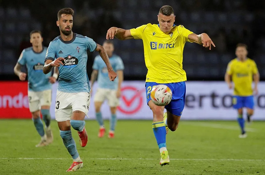 Brais Méndez persigue al montenegrino Milutin Osmajic