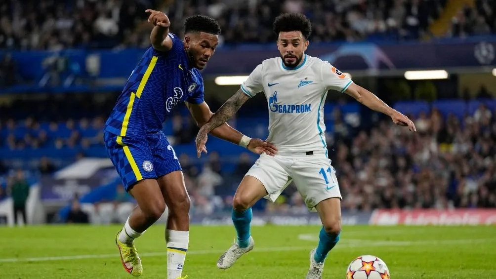 AP James en un partido con el Chelsea