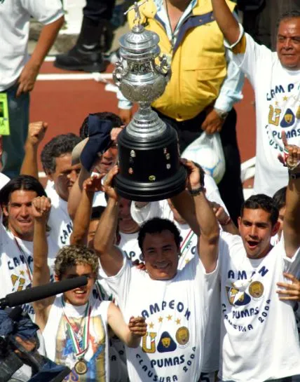 Hugo levanta el trofeo de Campeón