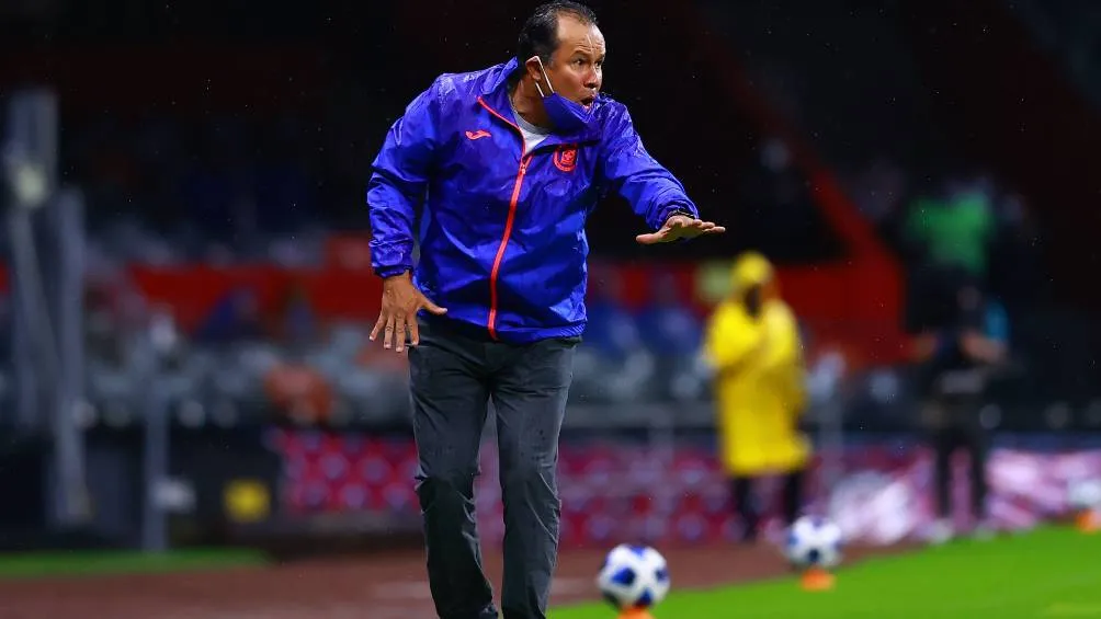 IMAGO7 Juan Reynoso durante un partido con Cruz Azul