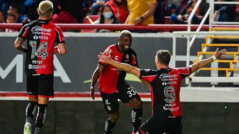 Los jugadores del Atlas festejando el gol