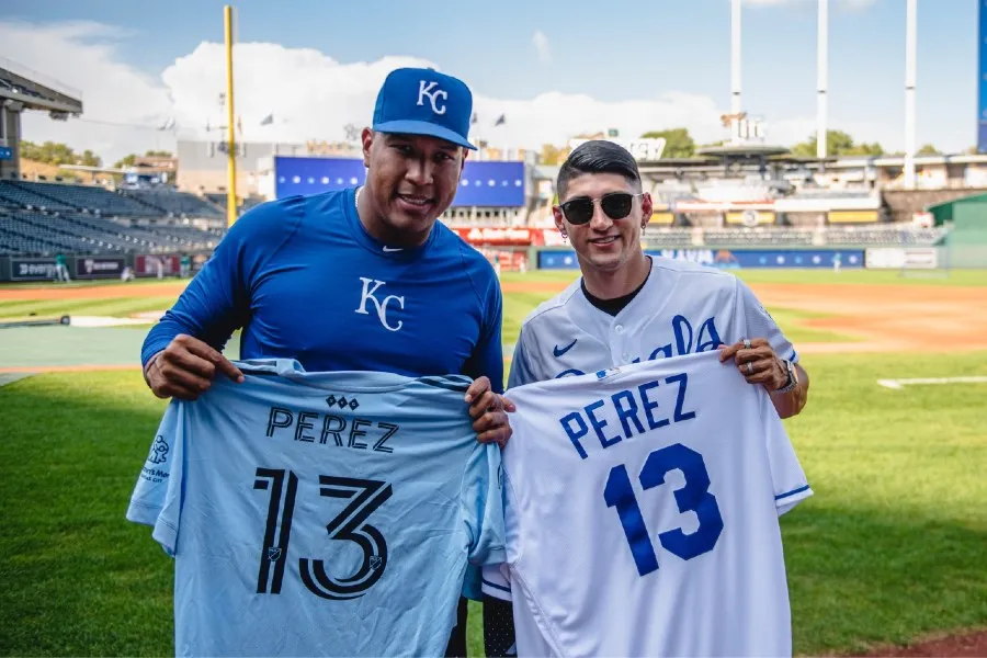 Alan Pulido junto a Salvador Pérez