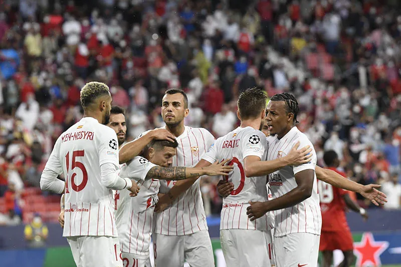 Jugadores del Sevilla festejan una anotación en LaLiga