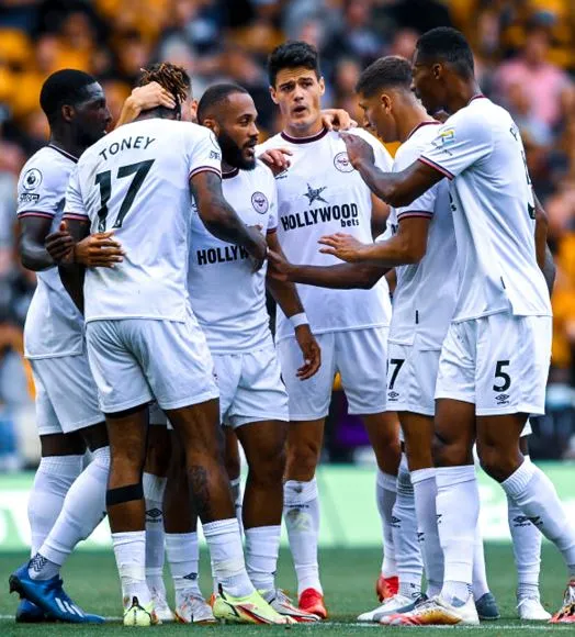 Jugadores del Brentford, en festejo de gol