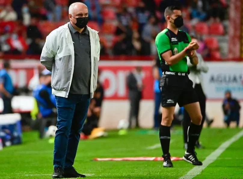 Memo Vázquez sigue las acciones de sus pupilos