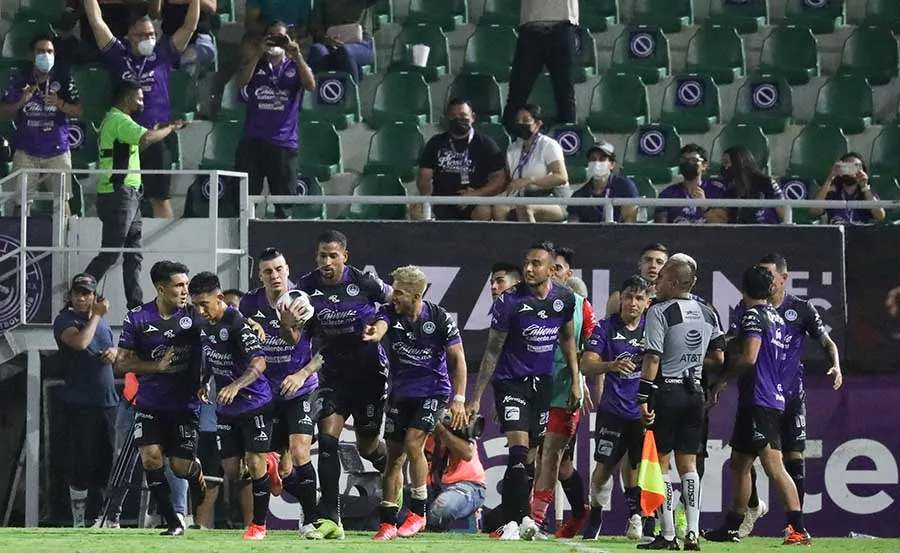 Jugadores del Mazatlán celebran el tanto de Daniel Amador