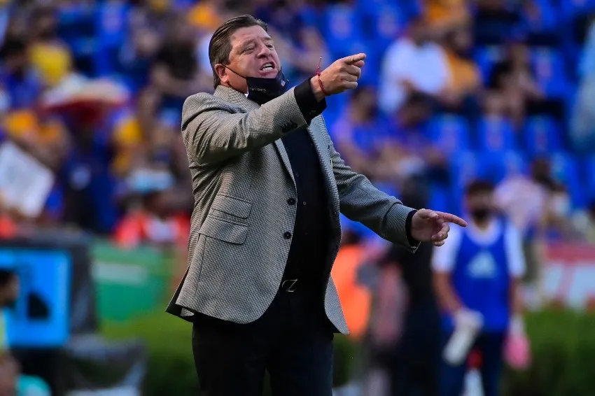 Miguel Herrera en un partido de Tigres