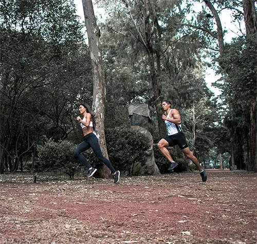 Iza Flores junto a Juan Carlos Alanís