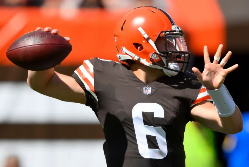 Baker Mayfield se prepara para lanzar el ovoide