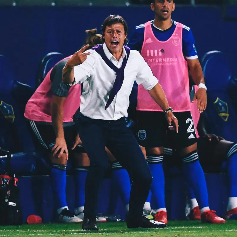El técnico en un partido con el San José