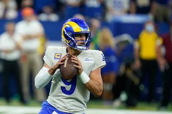 Matthew Stafford en acción con los Rams