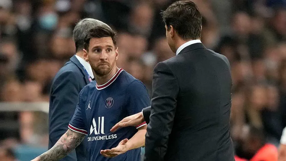 AP Messi y Pochettino durante el partido