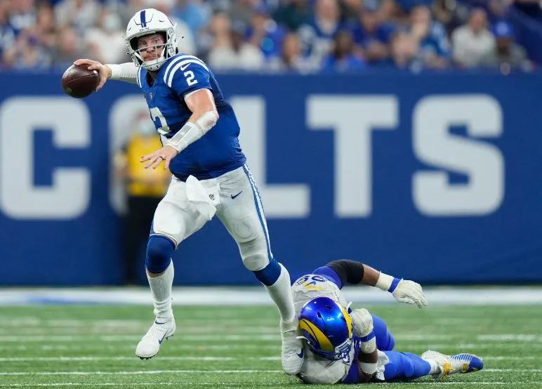 AP Carson Wentz lanza el ovoide