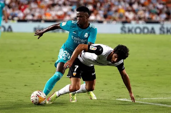 Vinicius Jr. en acción ante el Valencia