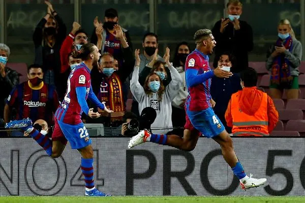 EFE Barcelona rescató el empate ante Granada