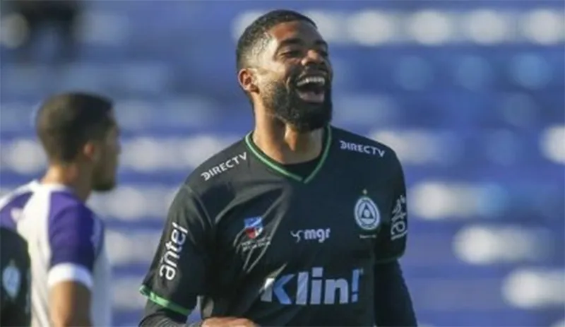 De Oliveira celebra gol con Plaza Colonia