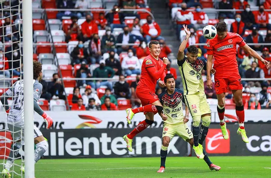 IMAGO7 Ortega remata para su primer tanto ante las Águilas