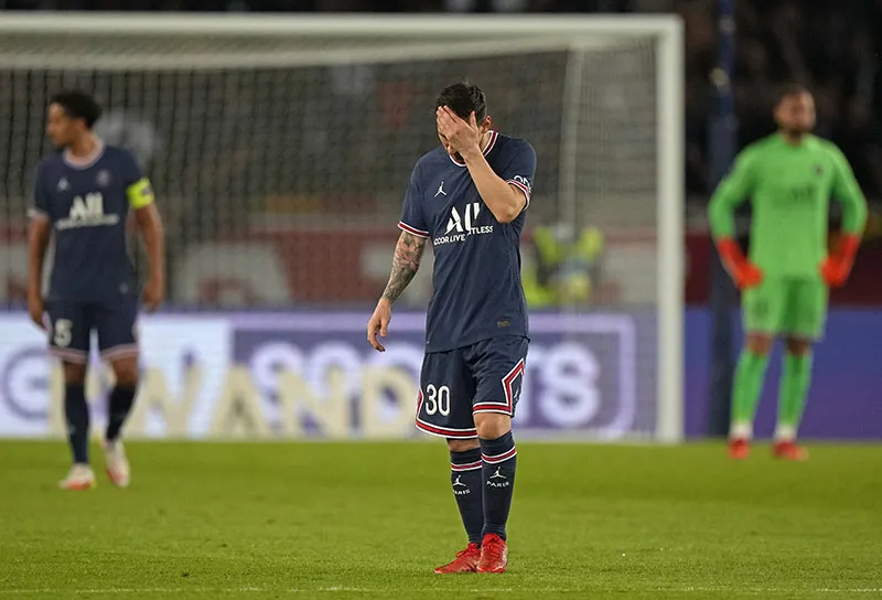 AP Lionel Messi durante un duelo con el PSG