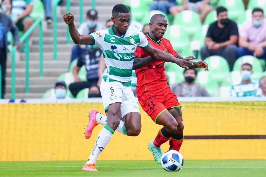 Félix Torres durante un partido con Santos