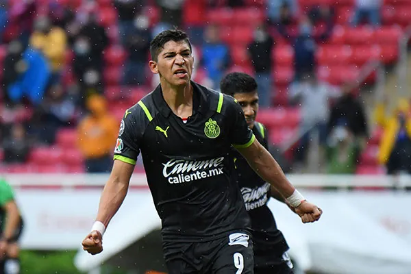 Ángel Zaldívar festeja un gol con el Rebaño