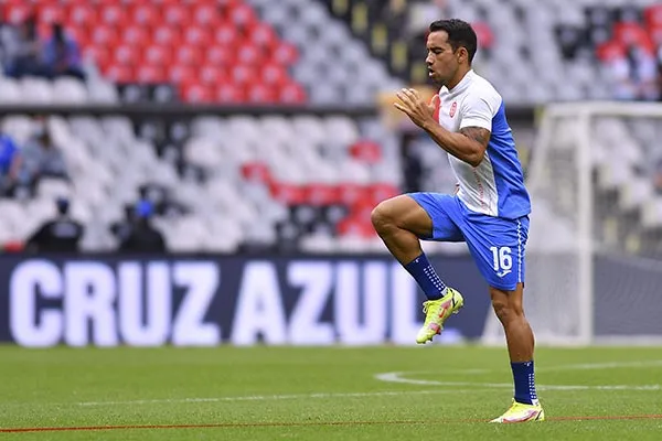 Adrián Aldrete hace ejercicios previos a un partido