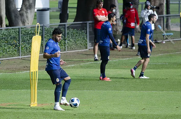 El atacante en práctica con Michel Leaño