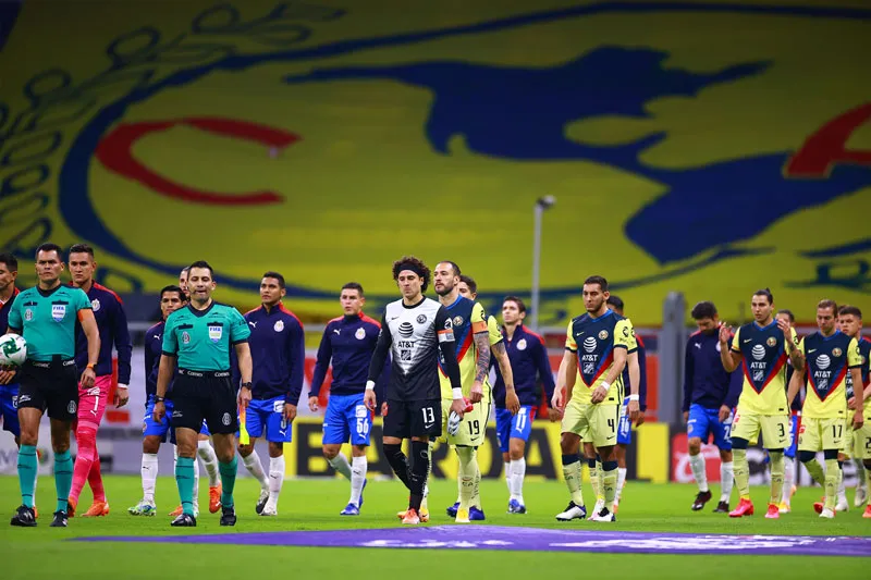 Jugadores de América y Chivas previo a un partido