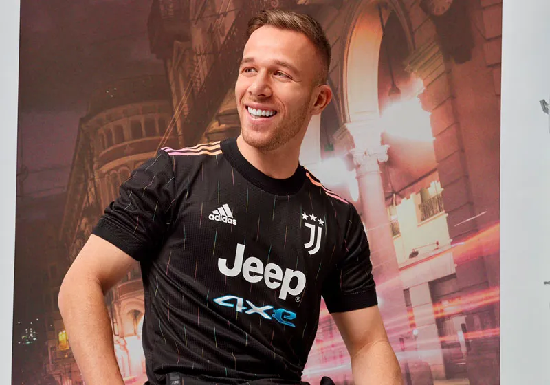 El brasileño posando con el jersey de la Juve