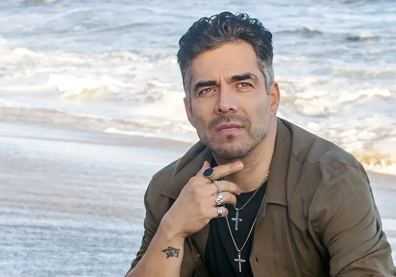 Omar Chaparro durante una sesión de fotos