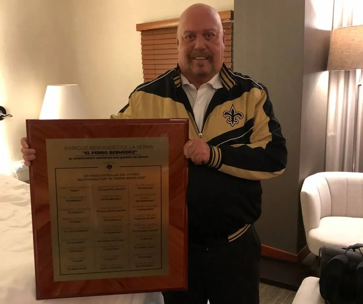 Enrique Bermúdez con su premio