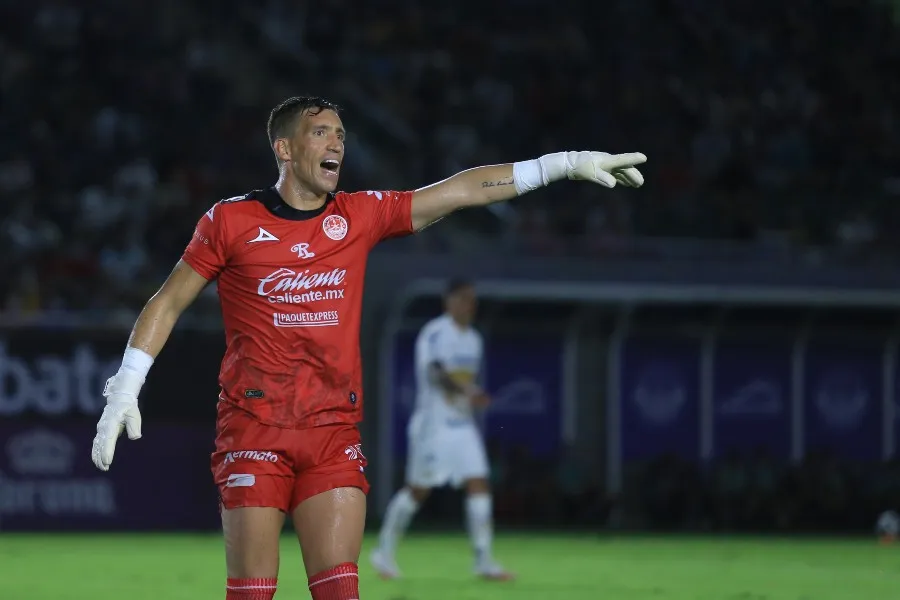 Nicolás Vikonis durante un partido con Mazatlán