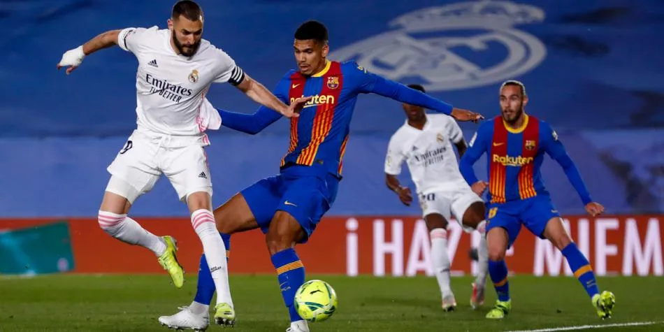 Benzema define frente al arco culé