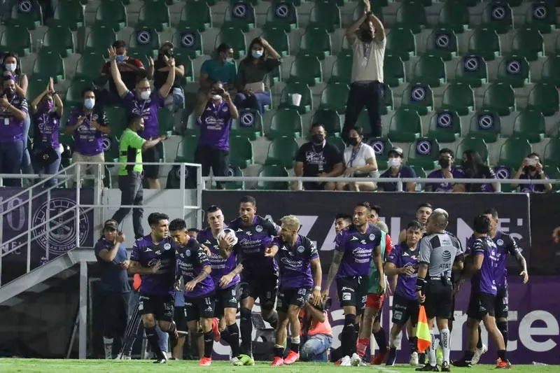 Los jugadores de los Cañoneros celebrando un gol