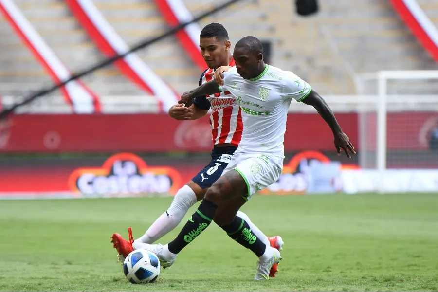 Tiba Sepúlveda previo a un partido de Chivas