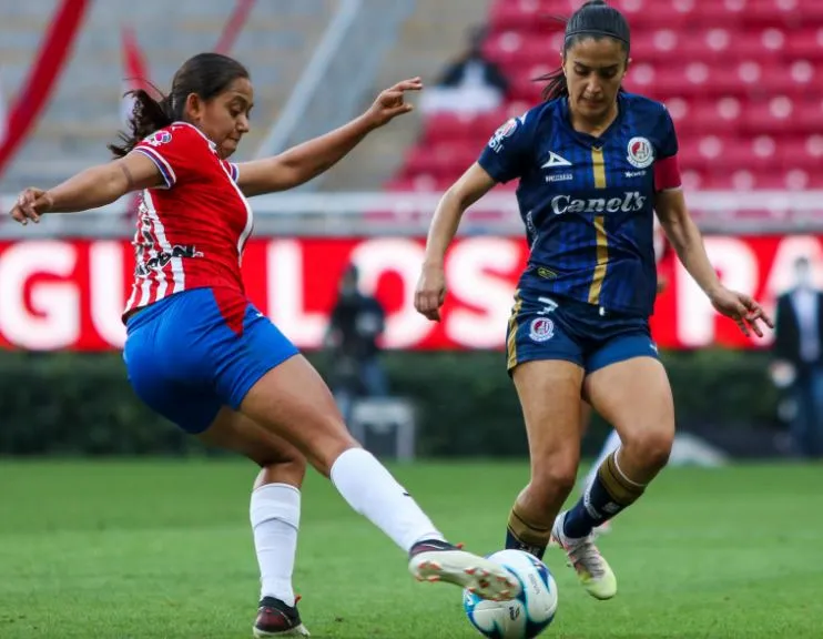 Kinberly Guzmán en acción ante el Atlético de San Luis