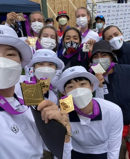 Medallistas presumen con orgullo su logro